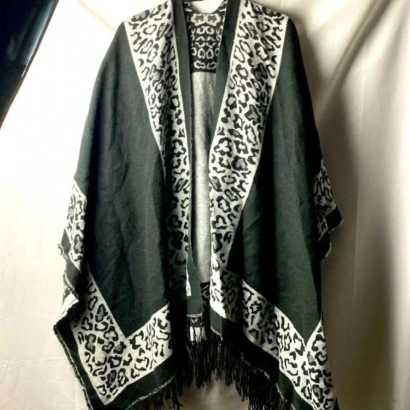 UNBRANDED WOMENS ONE SIZE FITES MOST OVERSIZED WRAP BLACK WITH GRAY ANIMAL PRINT - Picture 1 of 7